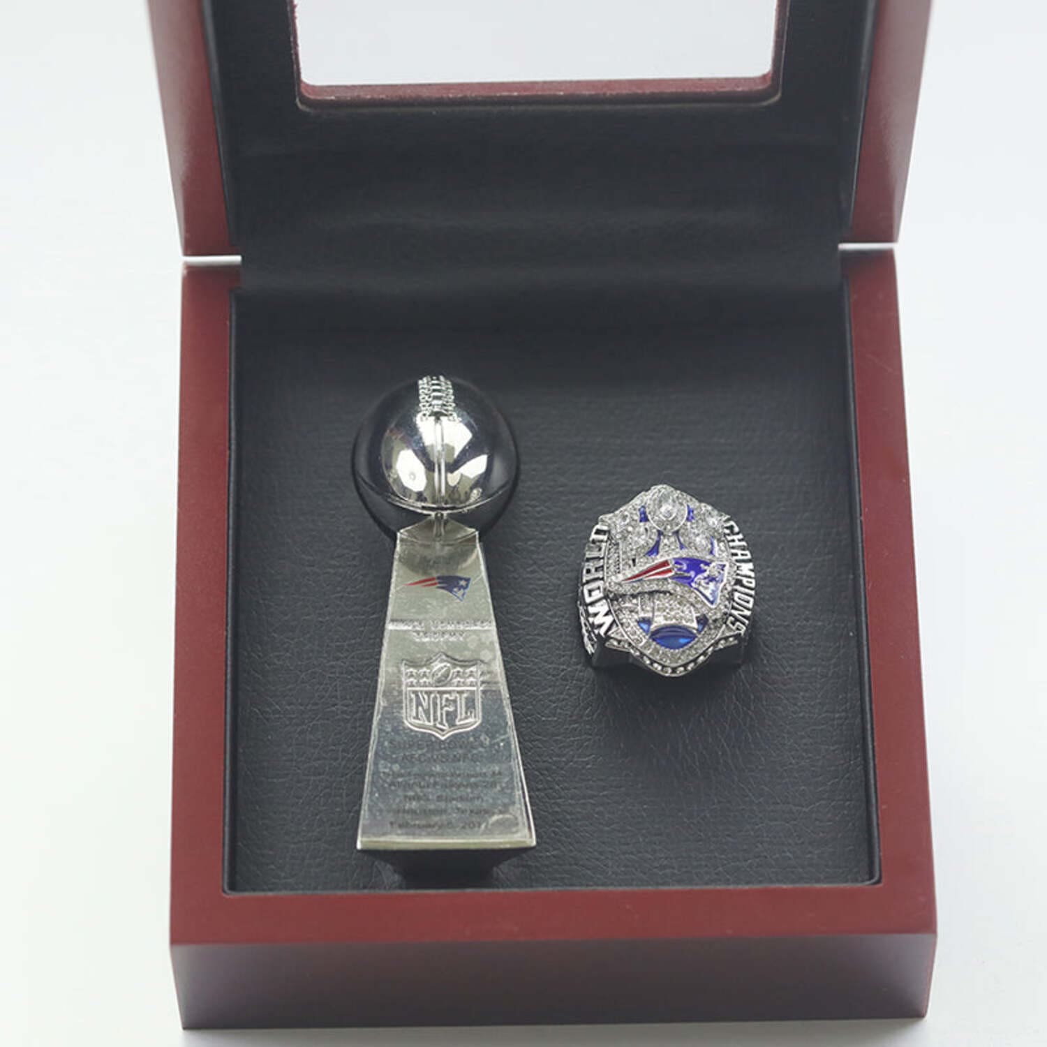 2017 New England Patriots championship ring & trophy Football Rings 2017 New England Patriots championship ring 2017 New England Patriots championship ring & trophy Football Rings 2017 New England Patriots championship ring